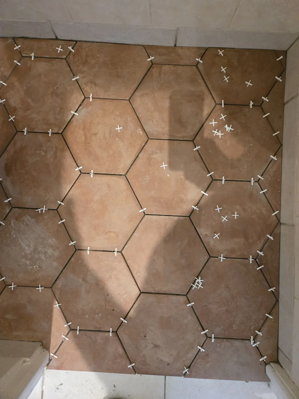 Pose de carreaux hexagonaux avec croisillons