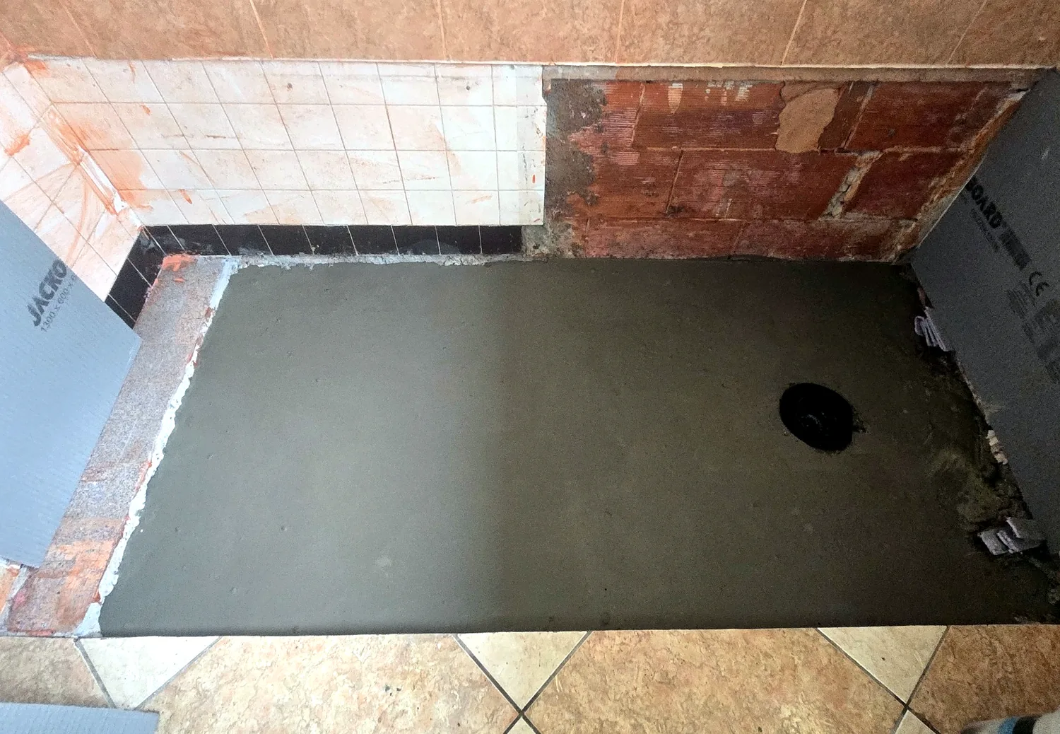 Préparation du support et ragréage avant pose de carrelage