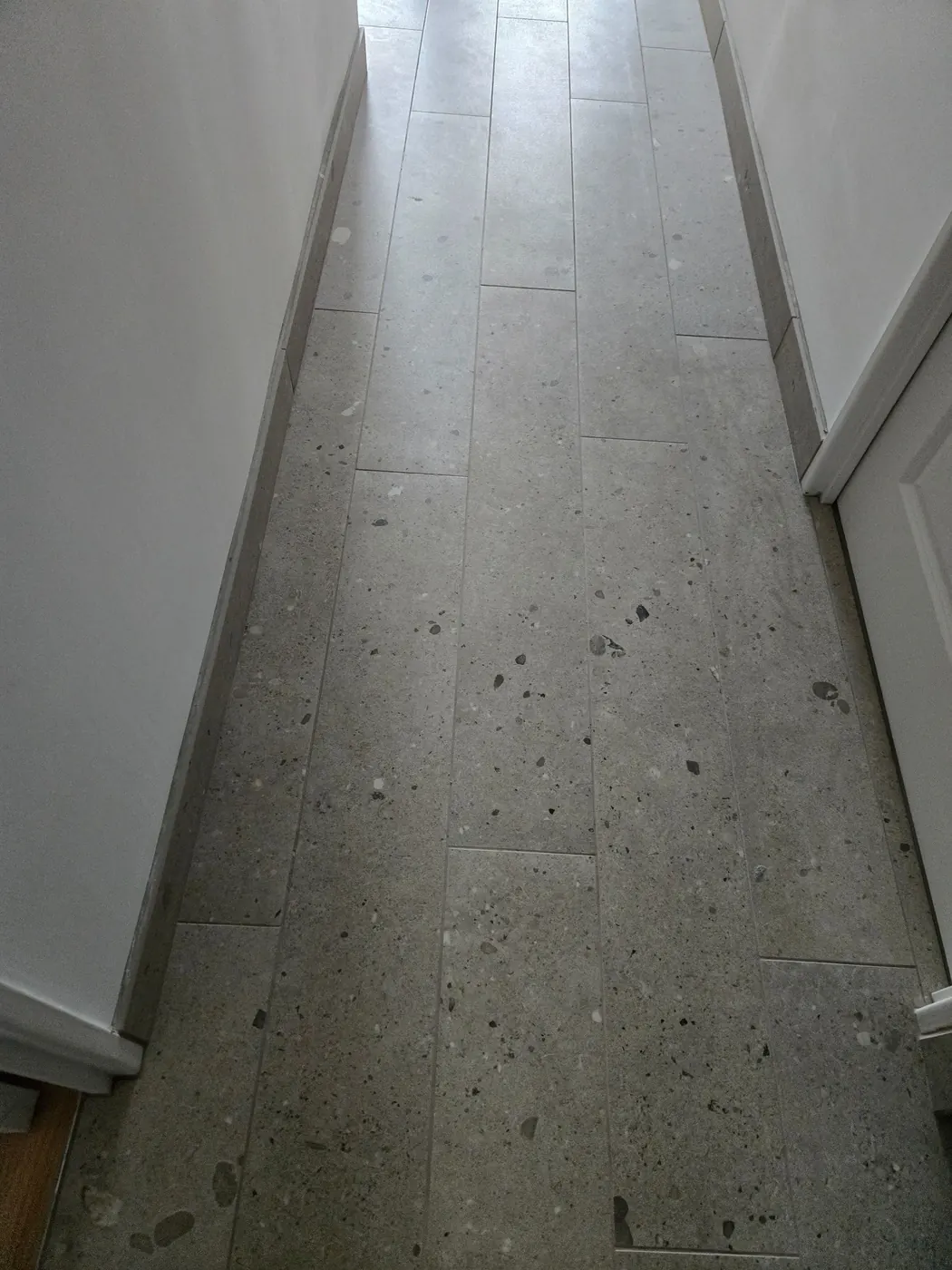Carrelage de couloir effet pierre posé en bandes