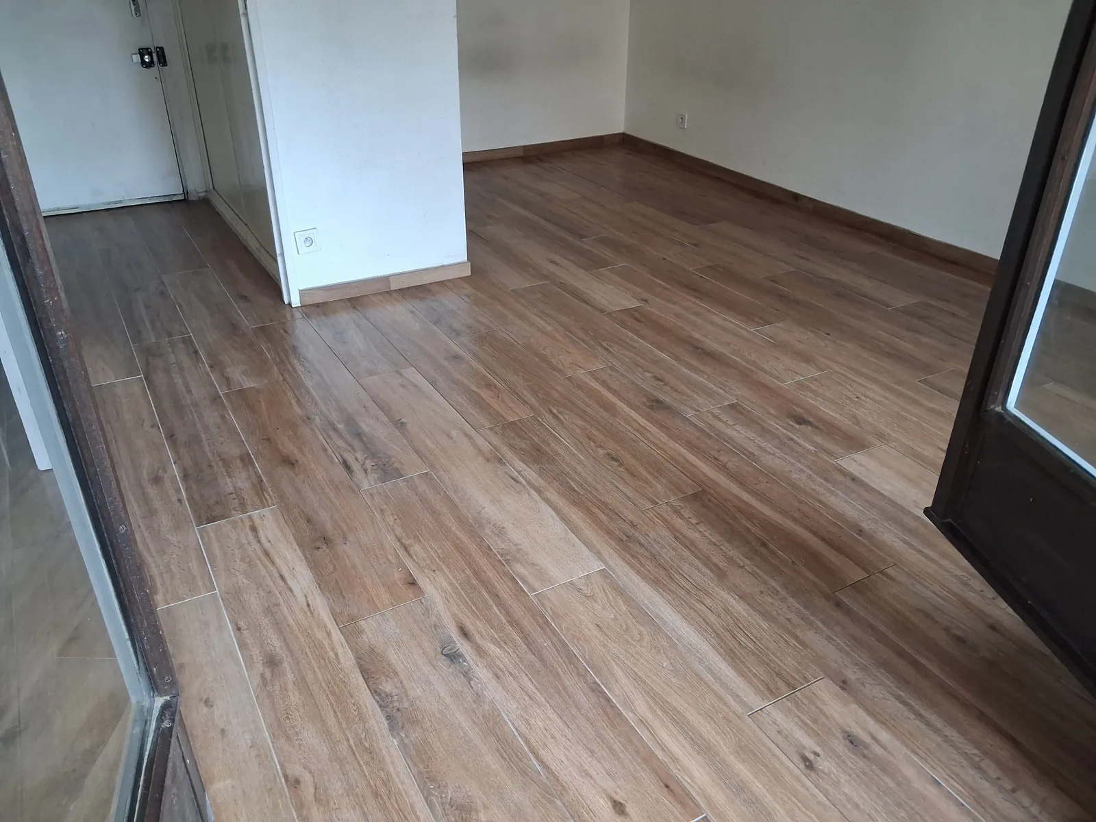 Carrelage effet bois posé dans une pièce de vie